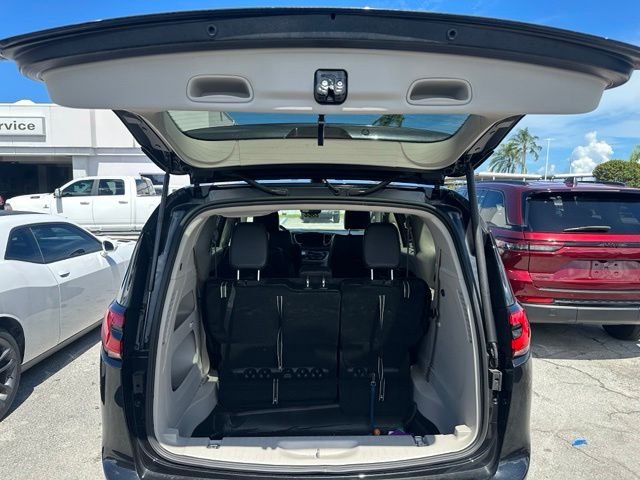 Used 2023 Black Chrysler Touring L image 5