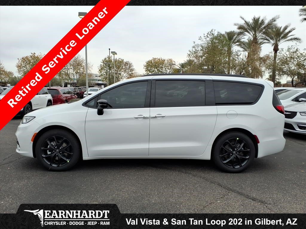 New 2026 Bright White Clear-Coat Exterior Paint Chrysler Select image 3