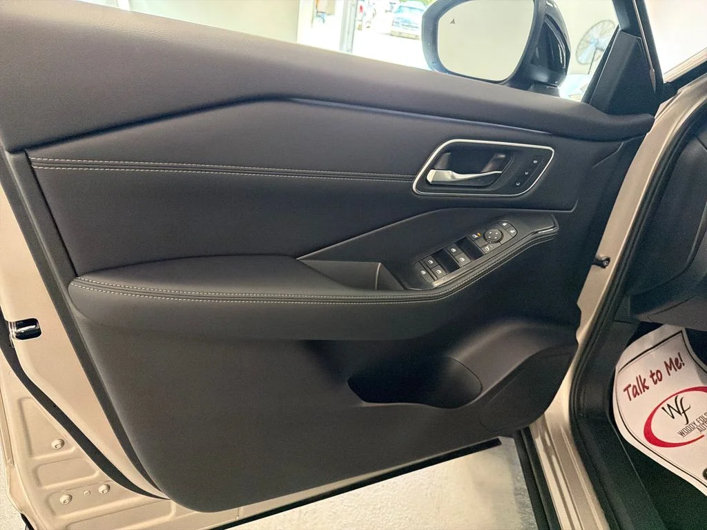 New 2026 Champagne Silver Metallic / Super Black Two-tone Nissan Platinum image 14