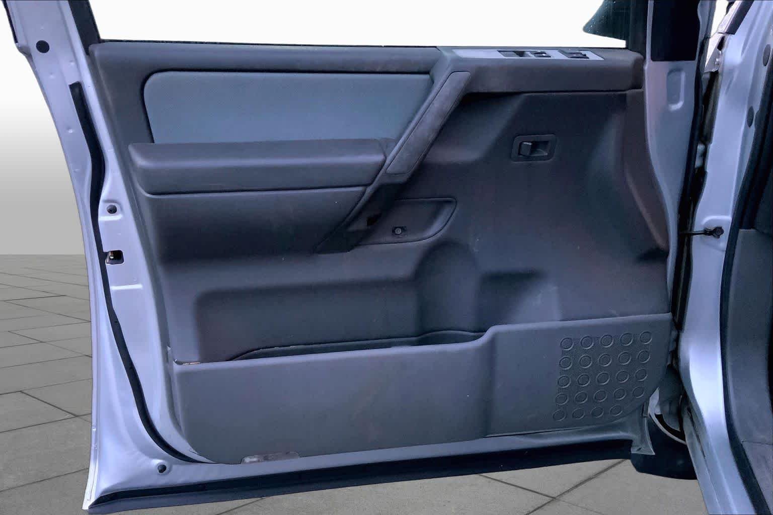 Used 2007 Radiant Silver Nissan SE image 15
