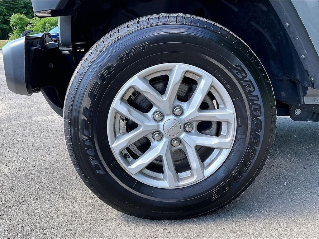 Used 2023 Gray Jeep Sport S image 22