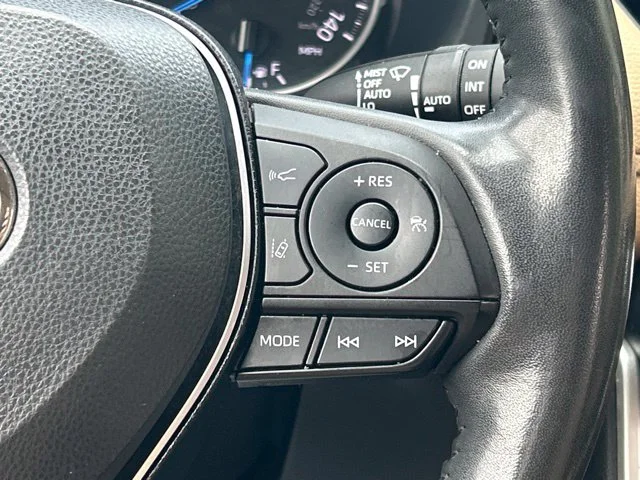 Used 2021  Toyota XLE Premium image 44