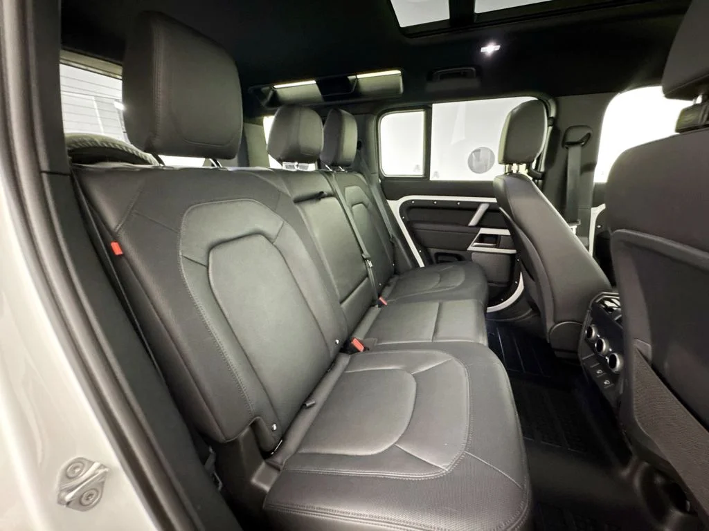 Used 2024 White Land Rover X-Dynamic SE image 27