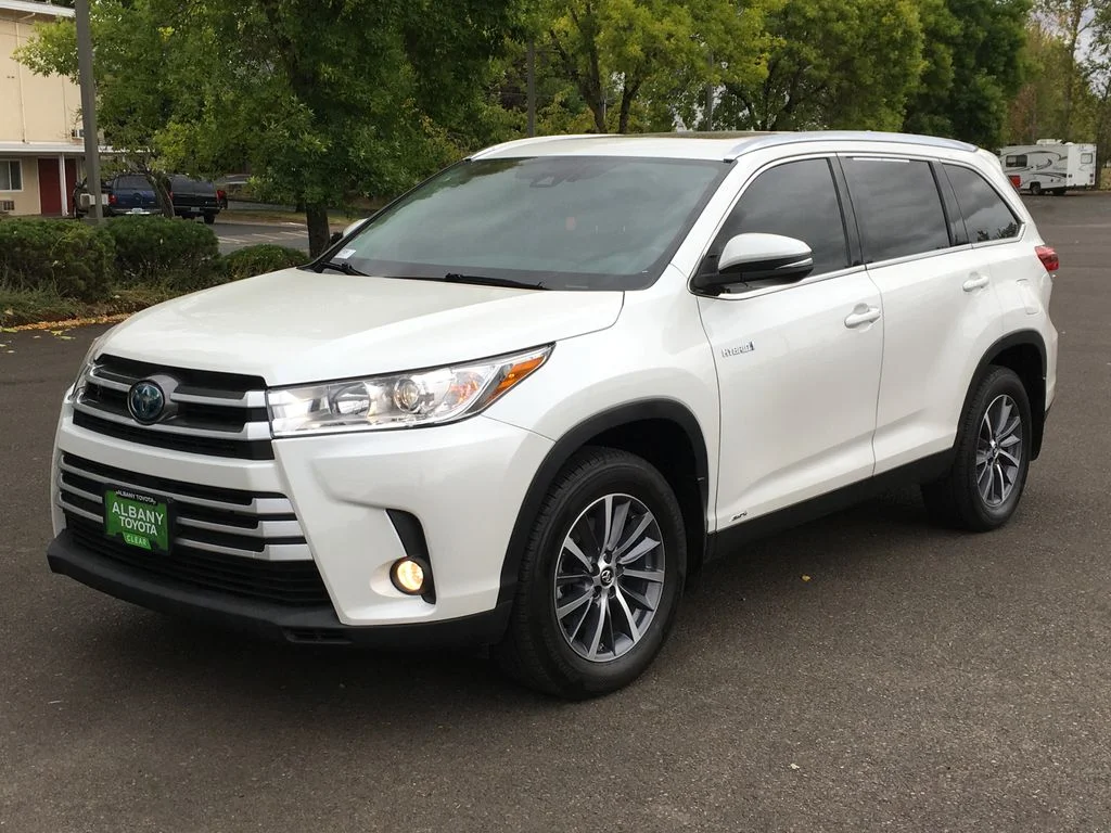 Used 2019 White Toyota XLE image 13