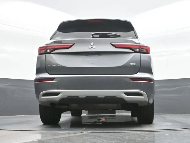 Used 2022  Mitsubishi SEL image 18
