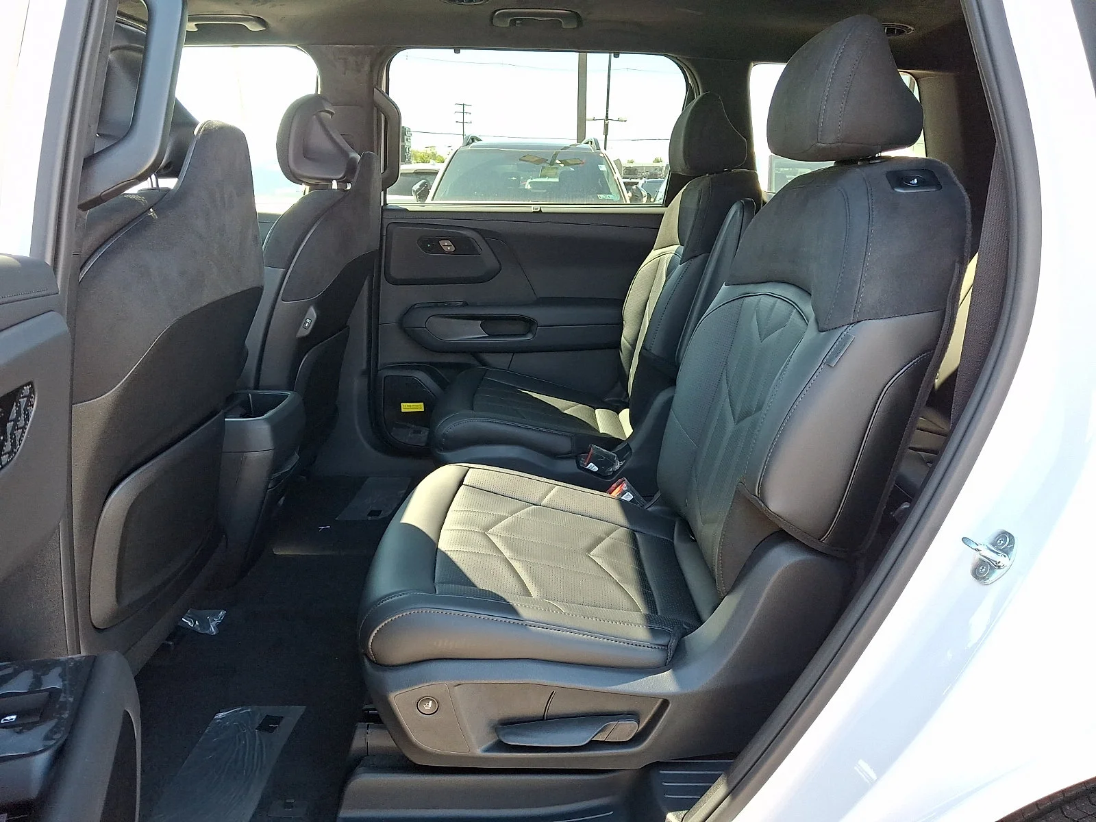 New 2027 White Kia X-Line SX Prestige image 9