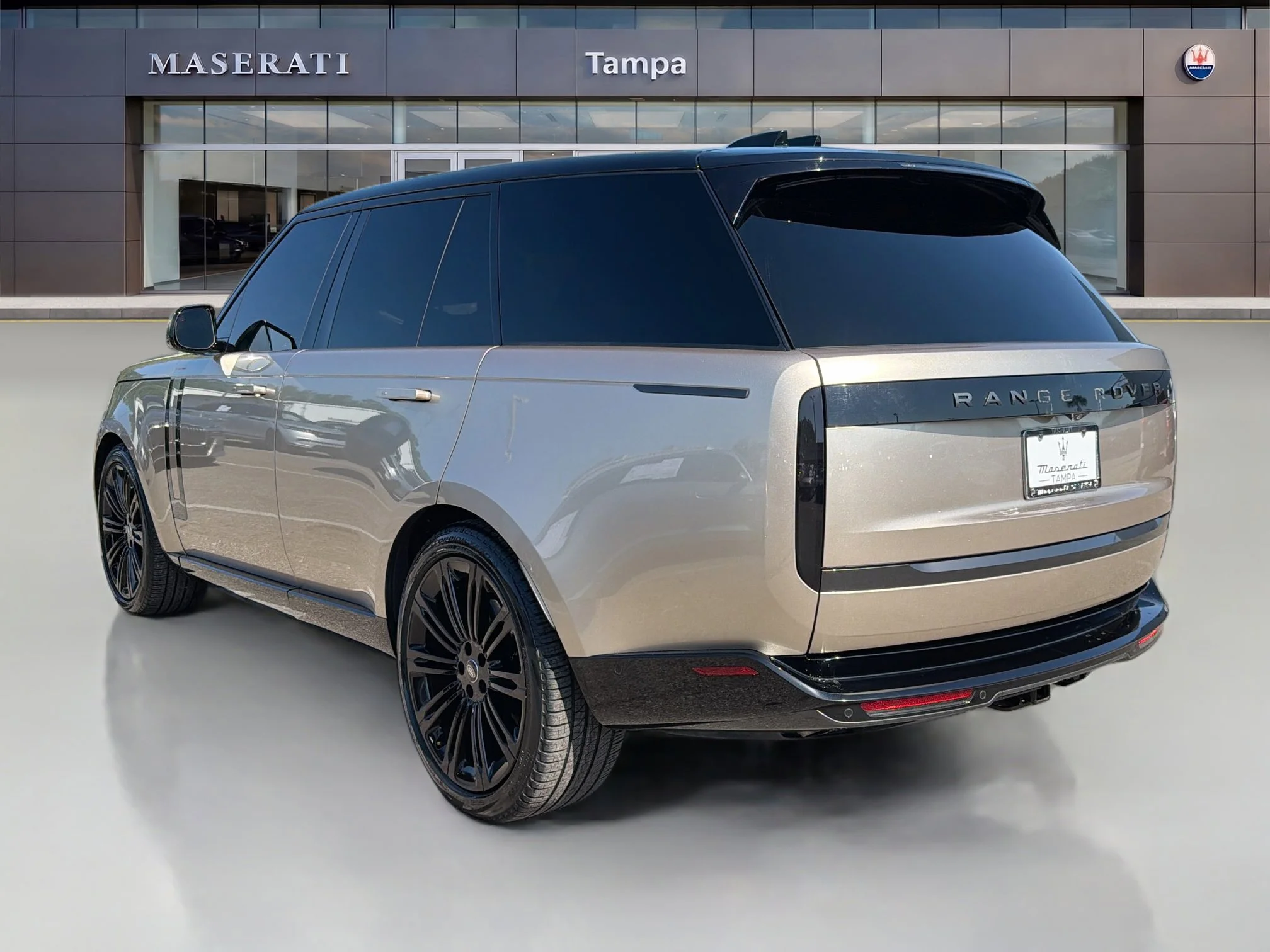 Used 2024 Sunset Gold SV Bespoke Ultra Metallic Satin Land Rover SE image 5