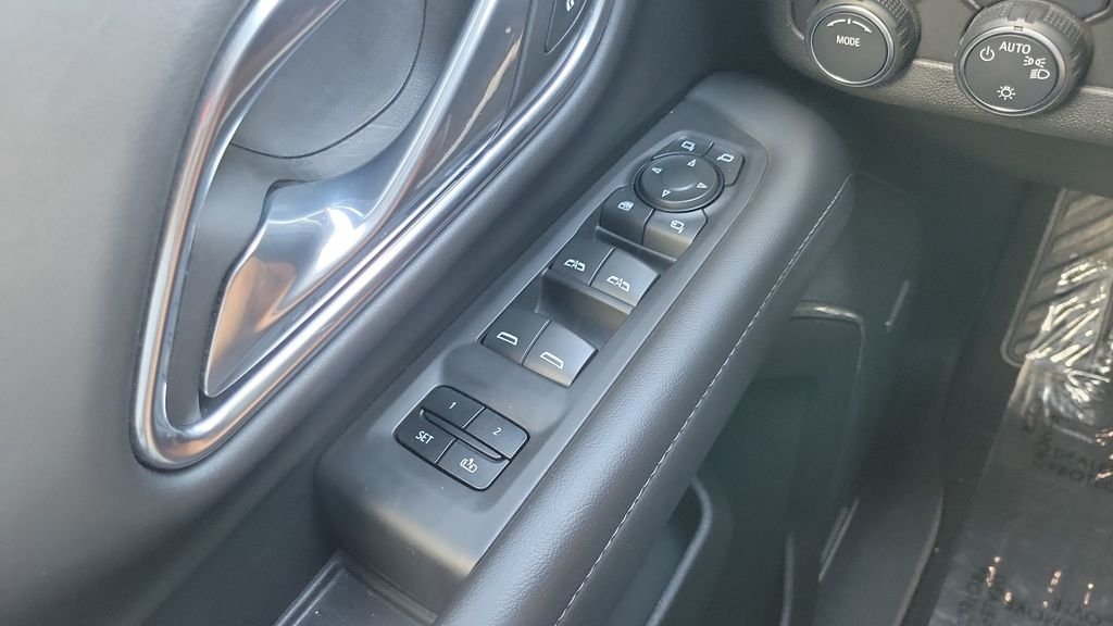 Used 2023 Black Chevrolet Z71 image 19