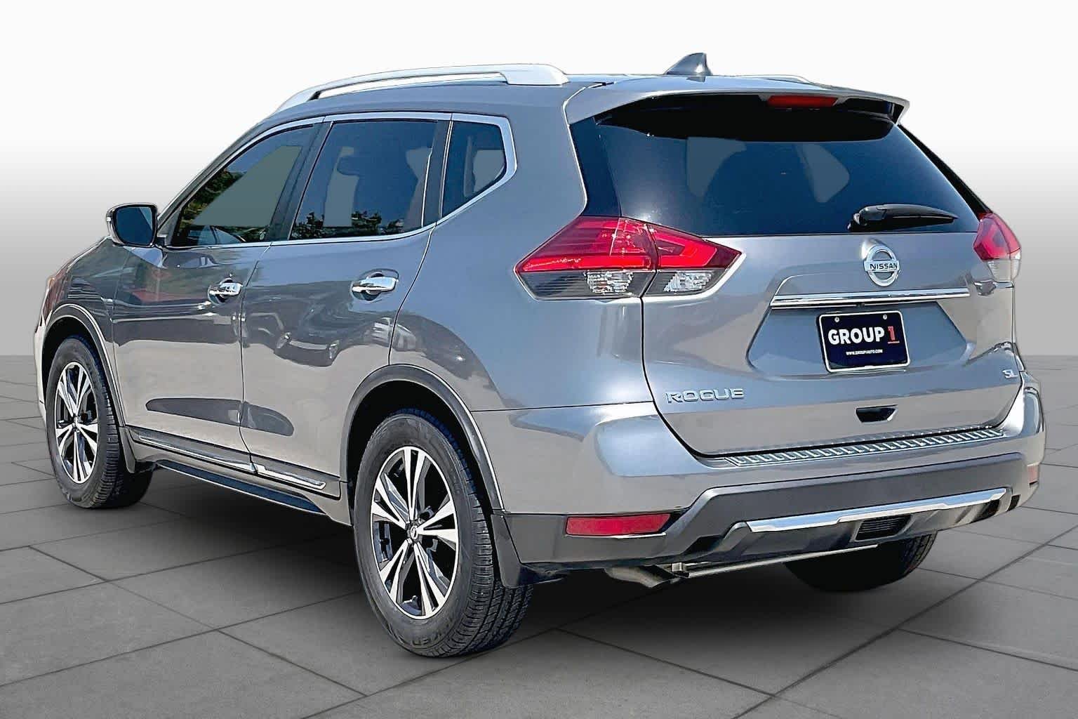 Used 2017 Gun Metallic Nissan SL image 12