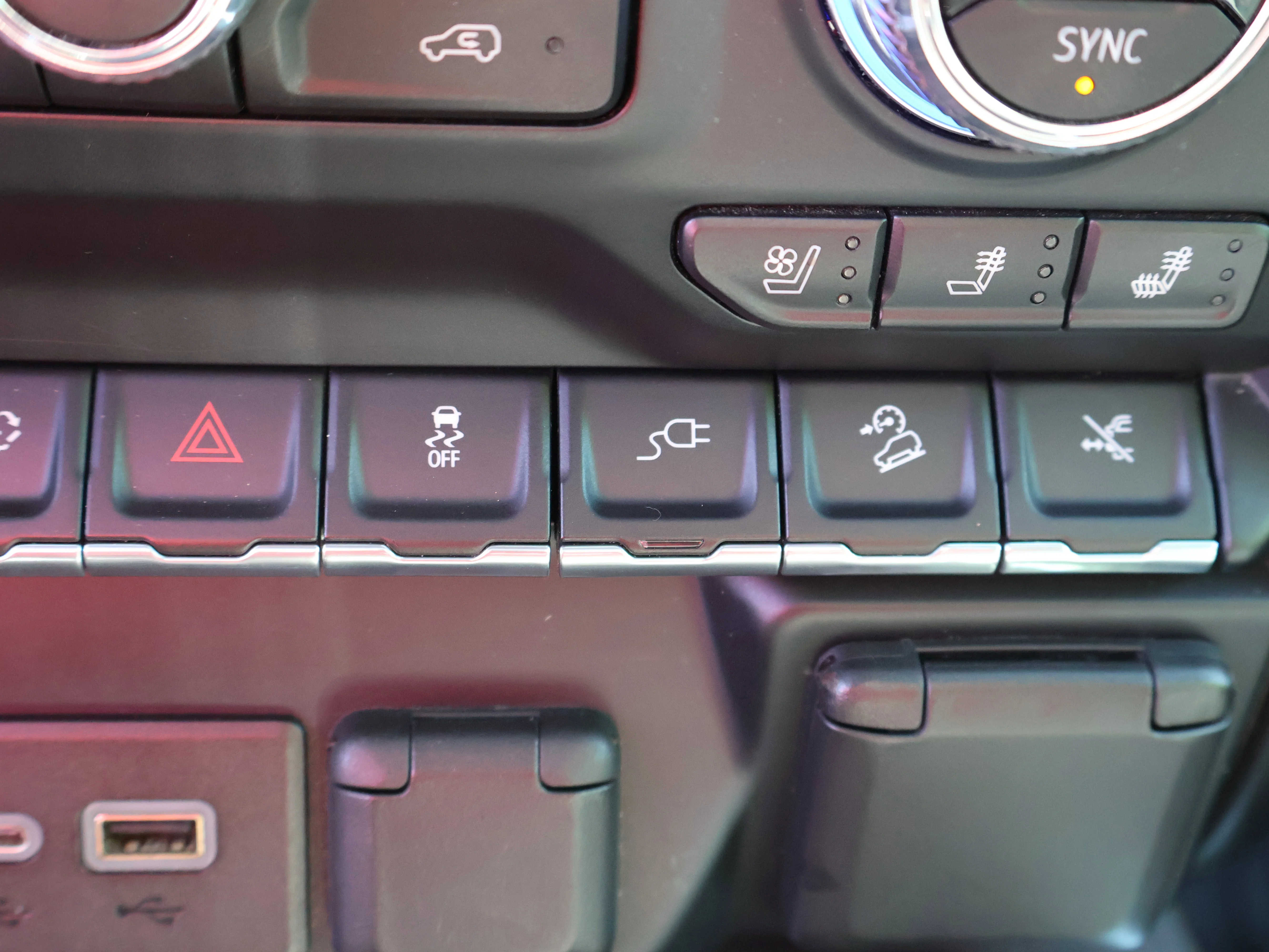 Used 2019 White Frost Tricoat GMC Denali image 33