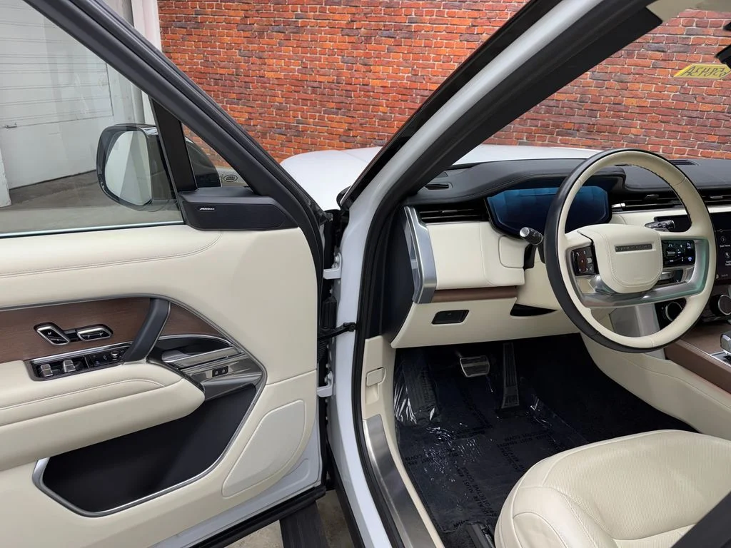 Used 2023 White Land Rover SE image 8