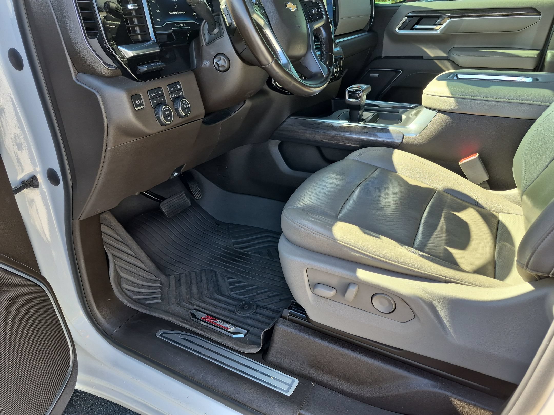 Used 2022 Iridescent Pearl Tricoat Chevrolet LTZ image 15