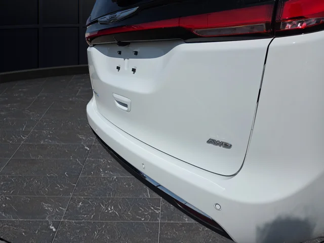 New 2026 Bright White Clear-Coat Exterior Paint Chrysler Select image 34