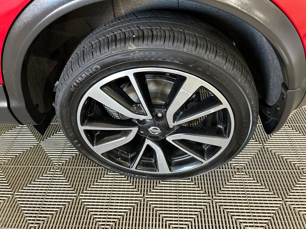 Used 2018 Red Nissan SL image 10