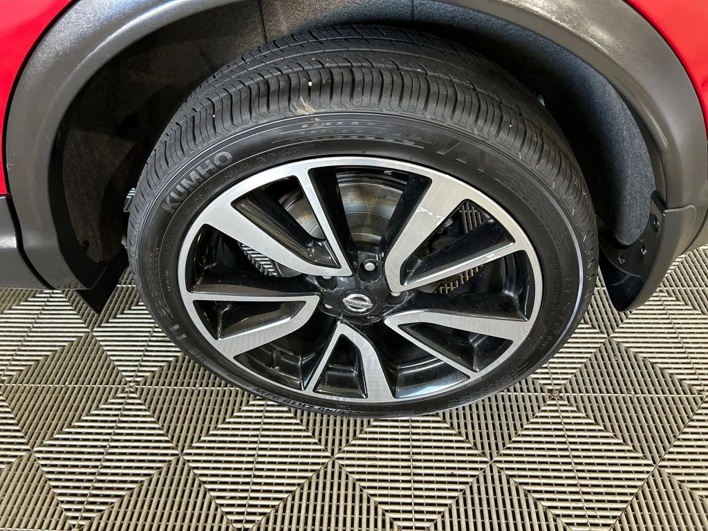 Used 2018 Red Nissan SL image 10