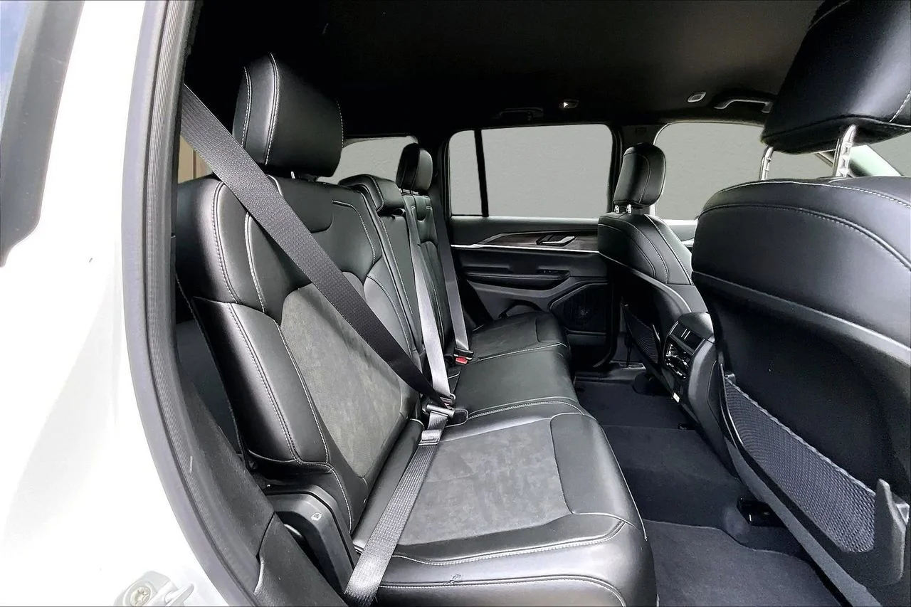 New 2026 Bright White Clear-Coat Exterior Paint Jeep Altitude image 20