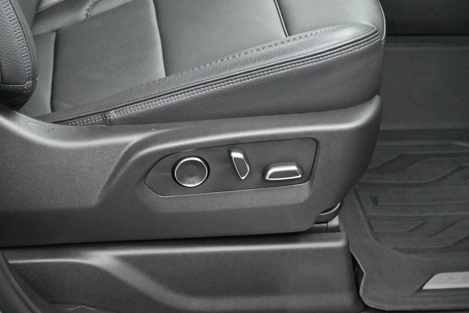 Used 2024 Sterling Metallic GMC Denali image 35