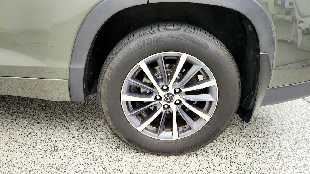 Used 2018 Alumina Jade Metallic Toyota XLE V6 AWD w/ Tow Hitch Receiver image 10