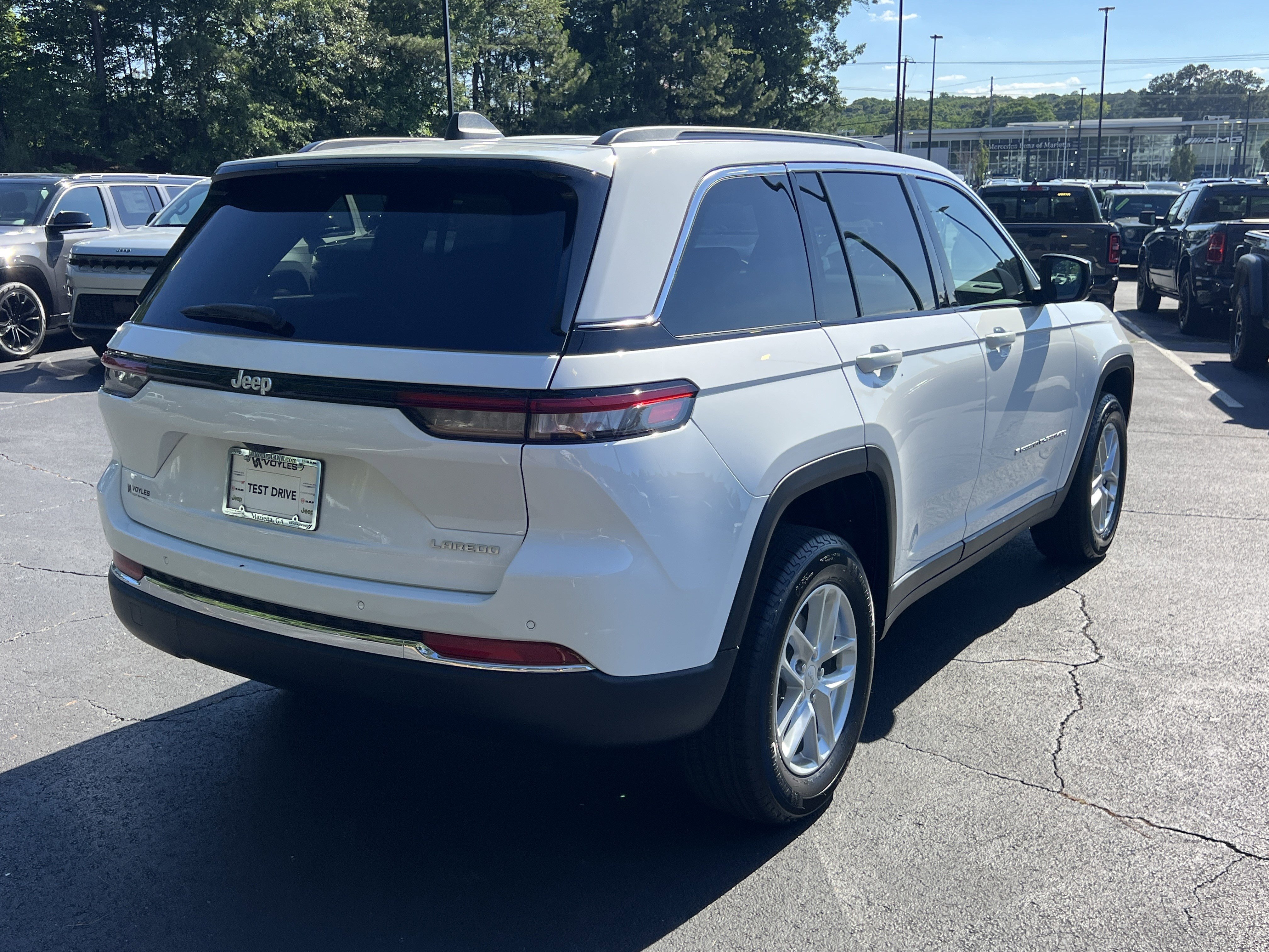 New 2026 Bright White Clear-Coat Exterior Paint Jeep Laredo image 8