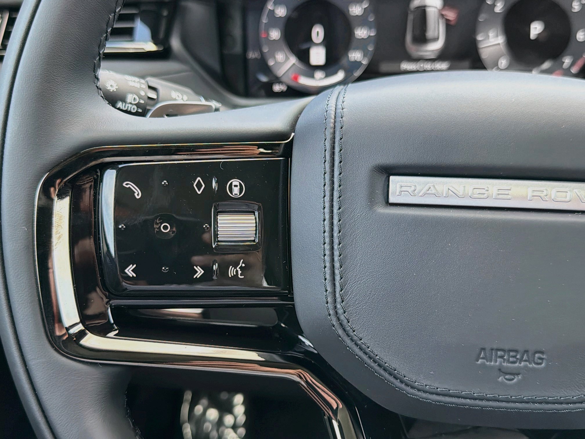 New 2026 Fuji White LAND ROVER  image 38