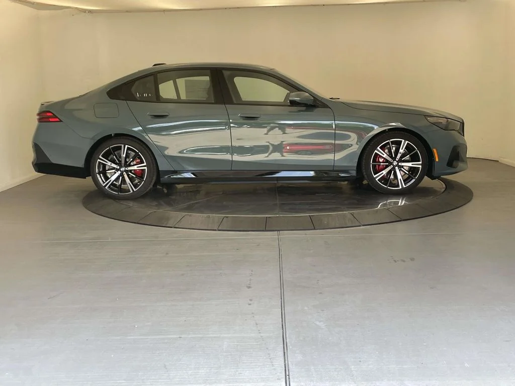 2026 BMW 5 Series 550e - Photo 6