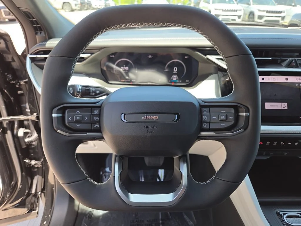 New 2026 Diamond Black Crystal Pearlcoat Jeep Laredo image 31