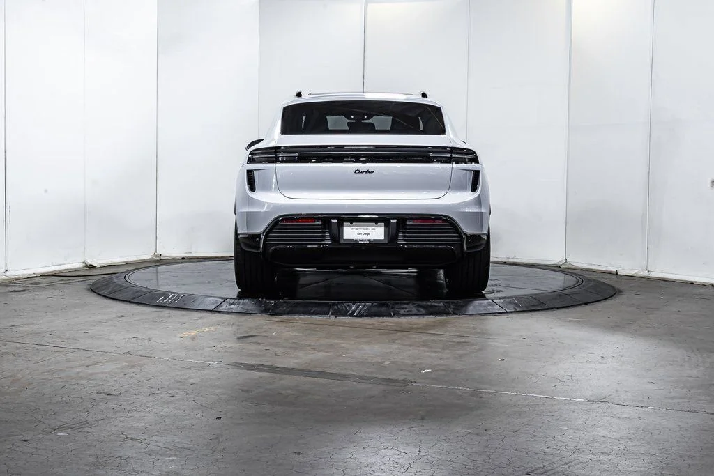 2025 Porsche Macan Turbo Electric - Photo 6