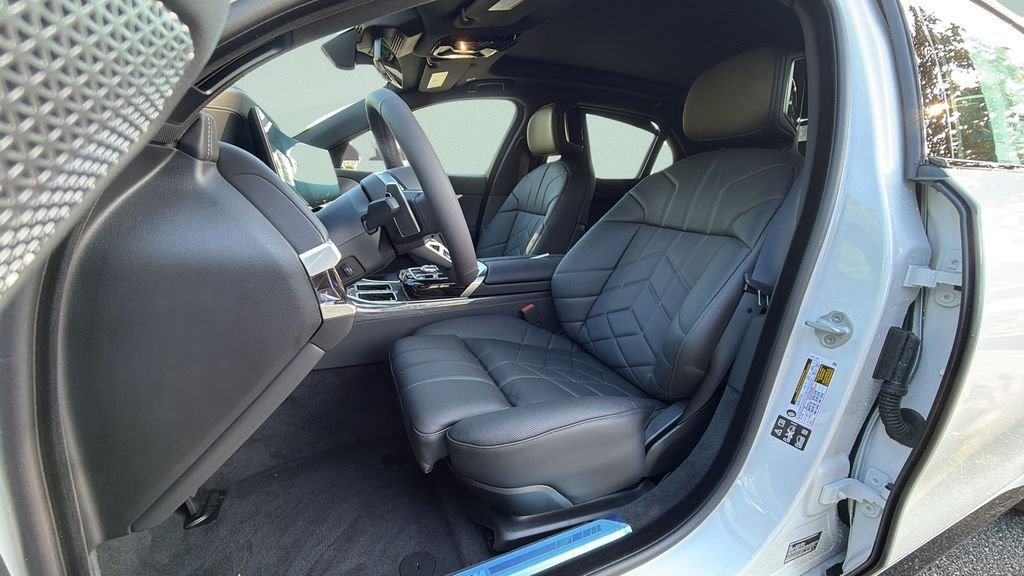 New 2026 Mineral White Metallic BMW 760i xDrive image 18