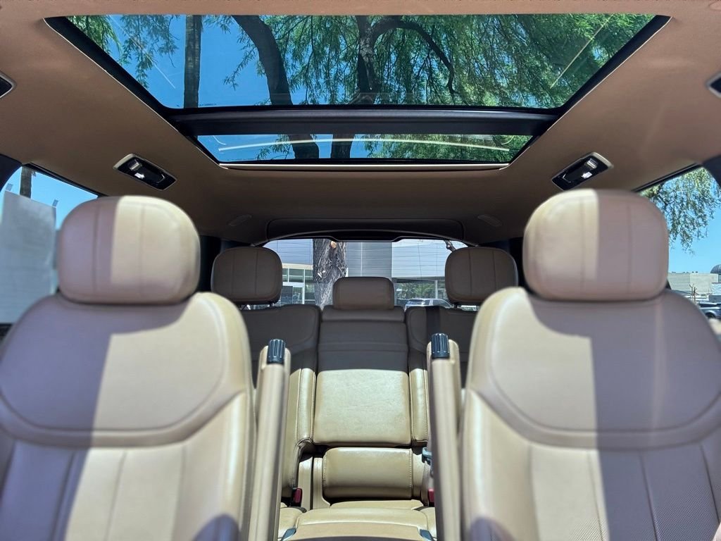Certified Used 2025 Ostuni Pearl White Premium Metallic Land Rover SE image 18