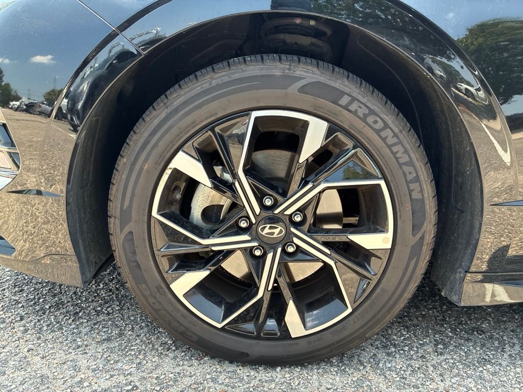 Used 2024 Black Hyundai SEL image 10
