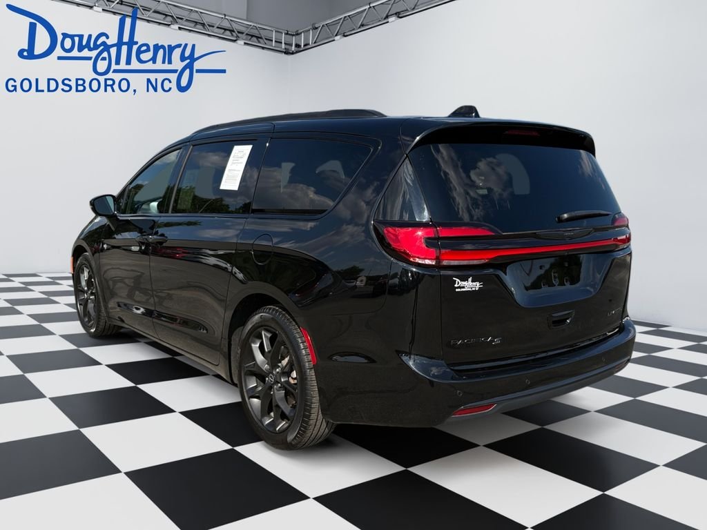 Used 2025 Black Chrysler Limited image 3