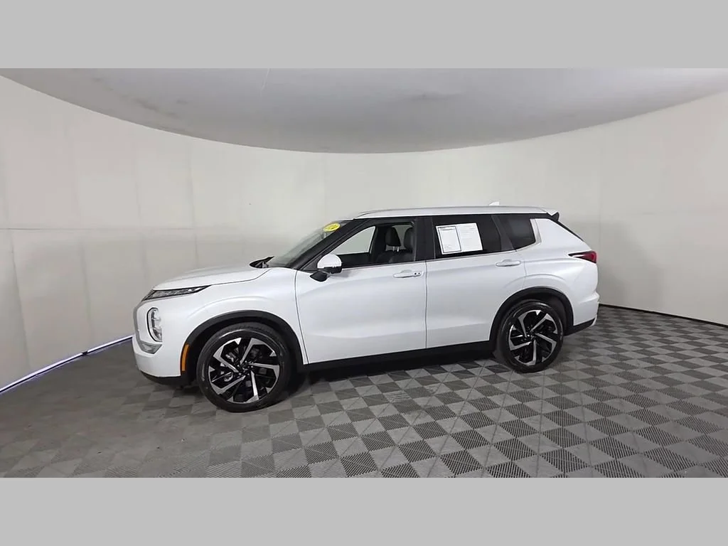 Used 2024 White Mitsubishi SE Black Edition image 54