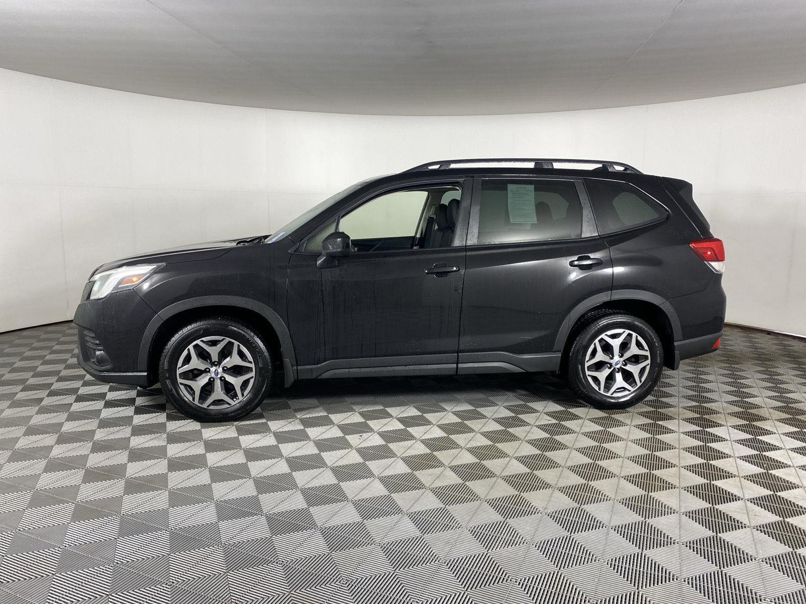 Used 2023 Crystal Black Silica Subaru Premium image 4