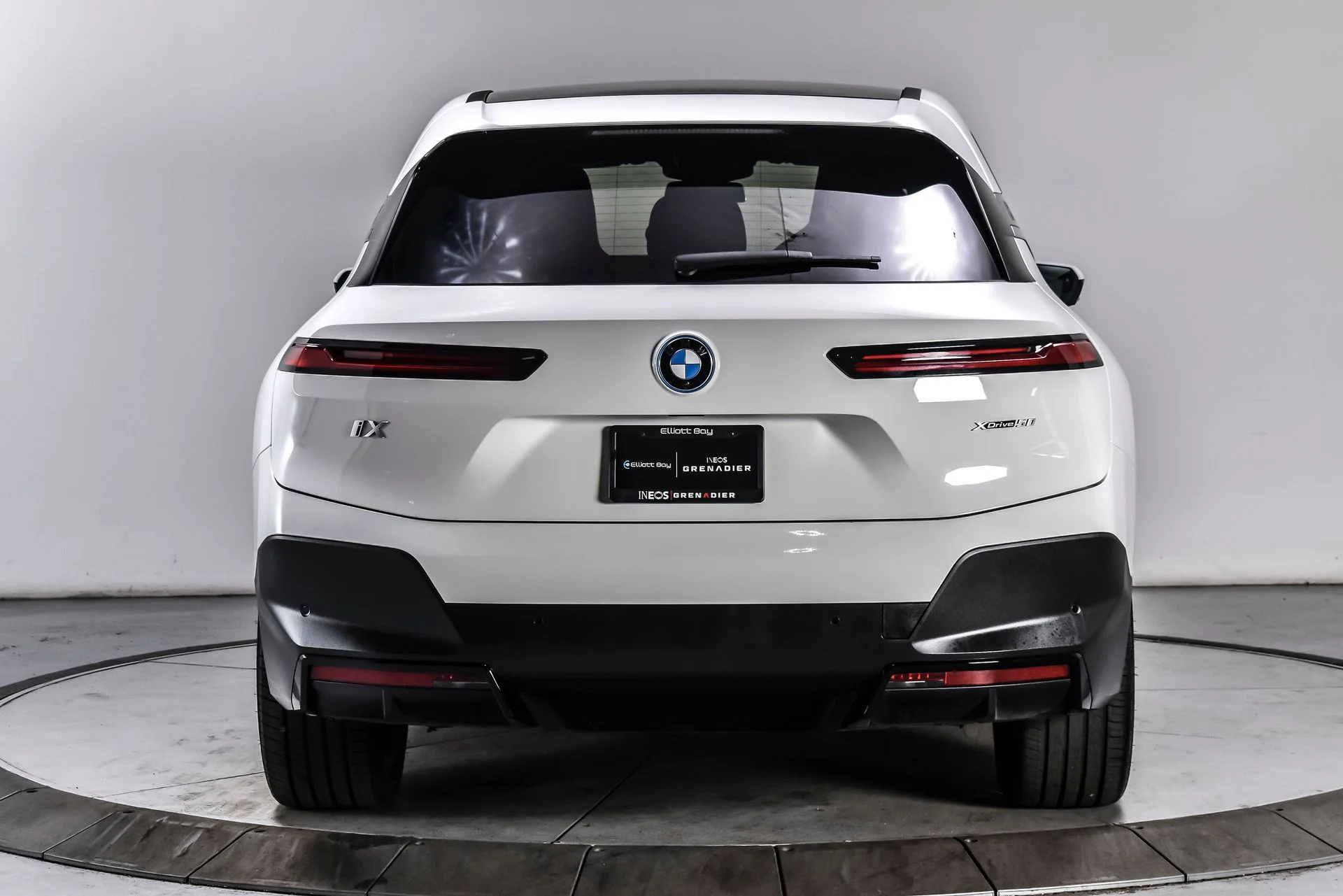 Used 2024 Alpine White BMW xDrive50 image 5