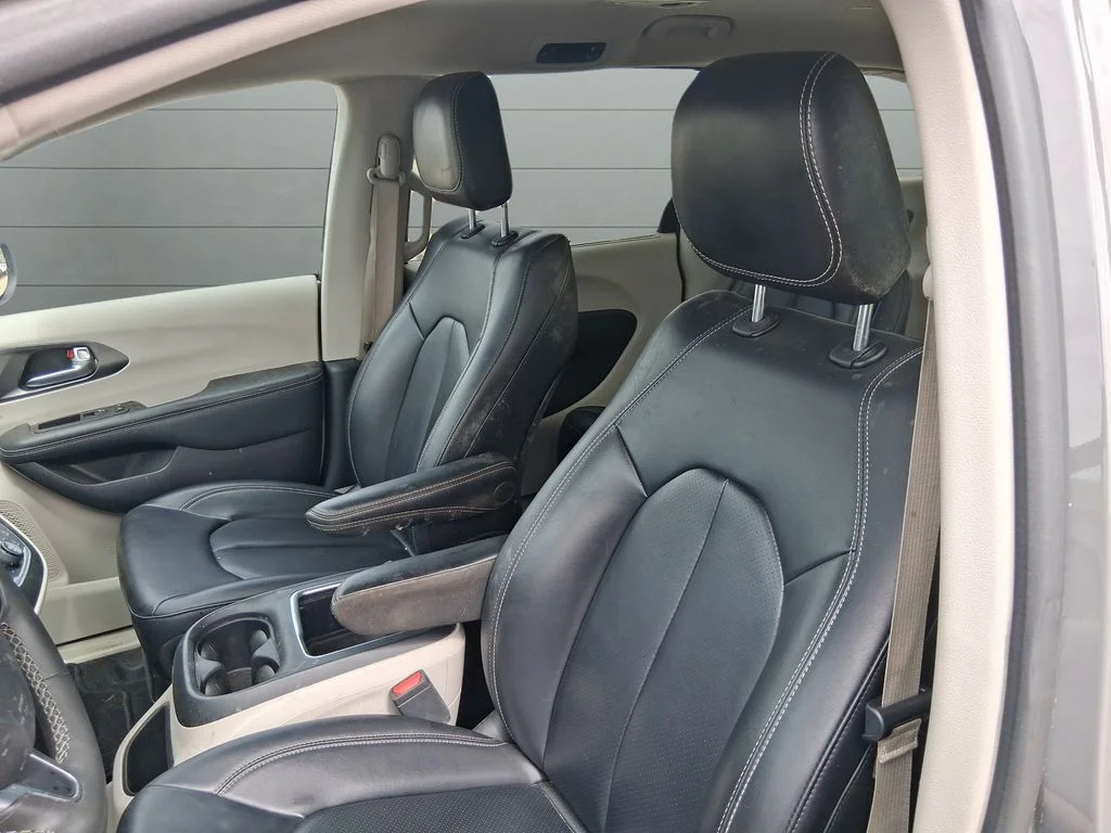 Used 2023 White Chrysler Touring L image 10