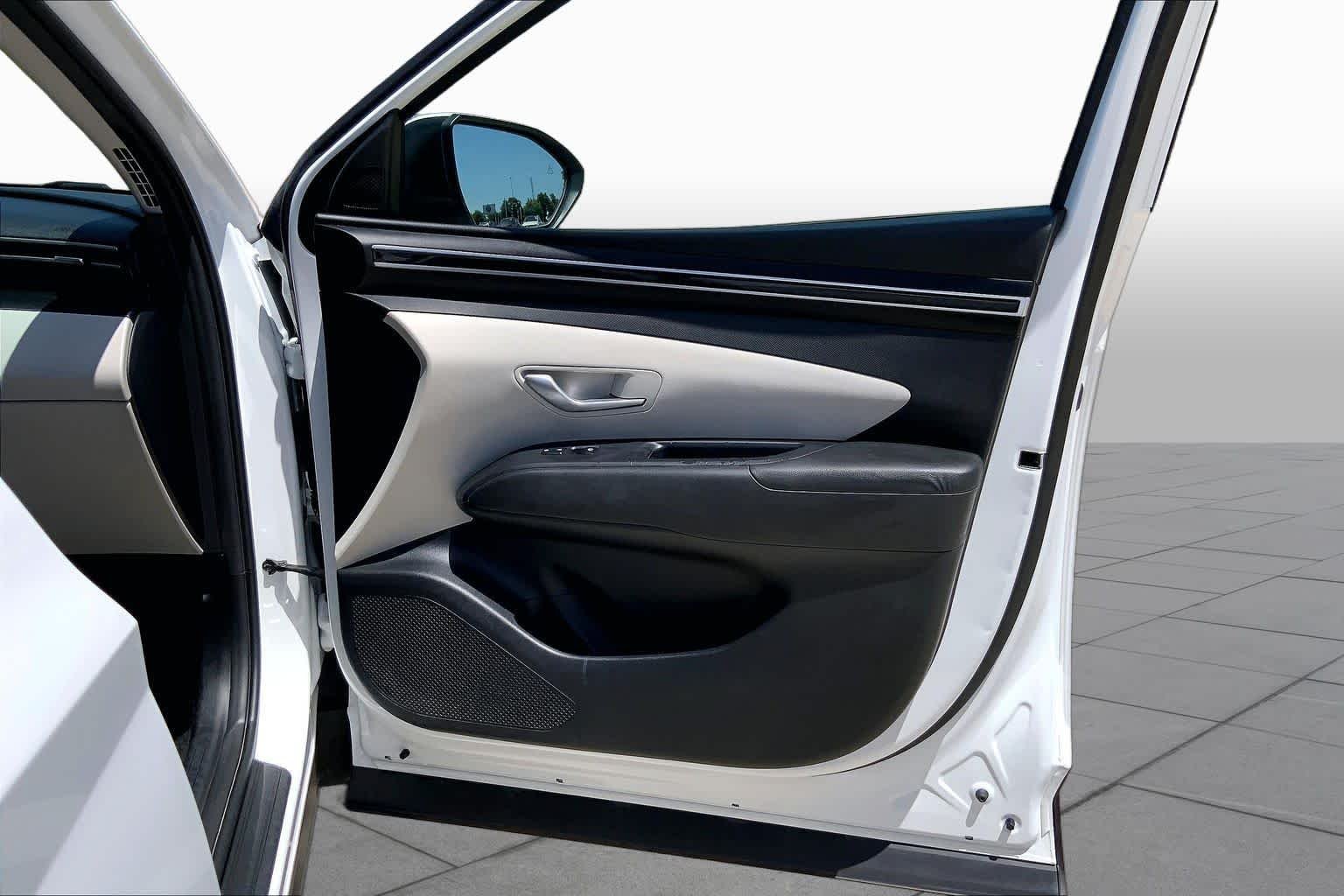 Used 2022 Quartz White Hyundai SE image 22