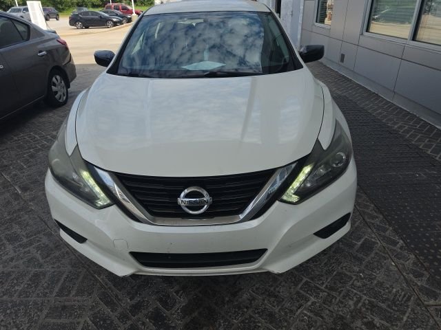 Used 2017 White Nissan 2.5 SR image 3