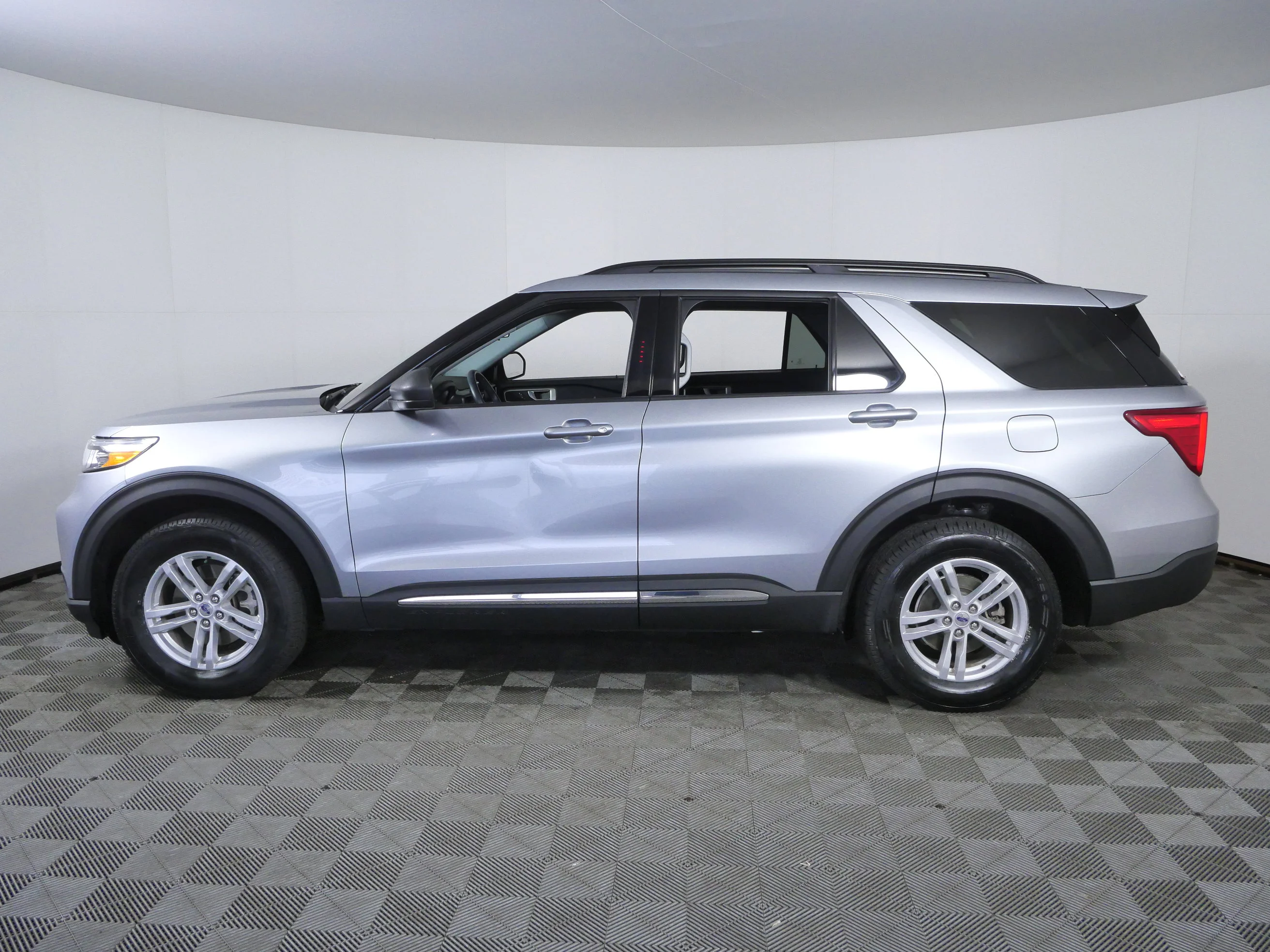 Used 2024 Iconic Silver Metallic Ford XLT image 6
