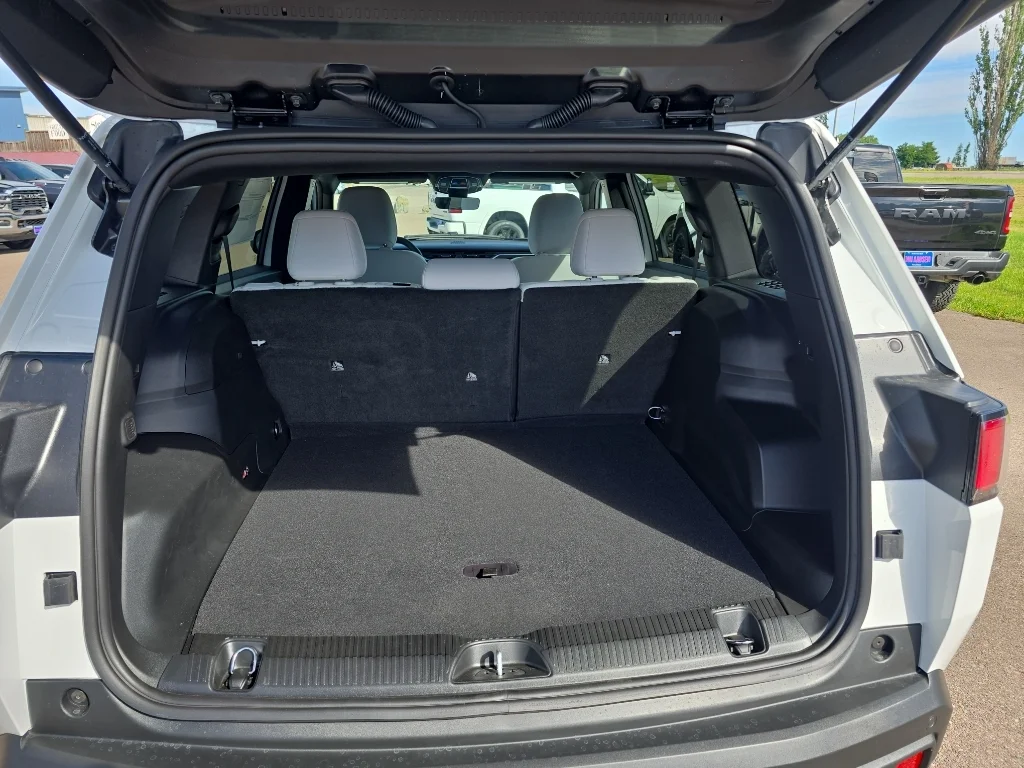 New 2026 Bright White Clear-Coat Exterior Paint Jeep Laredo image 25