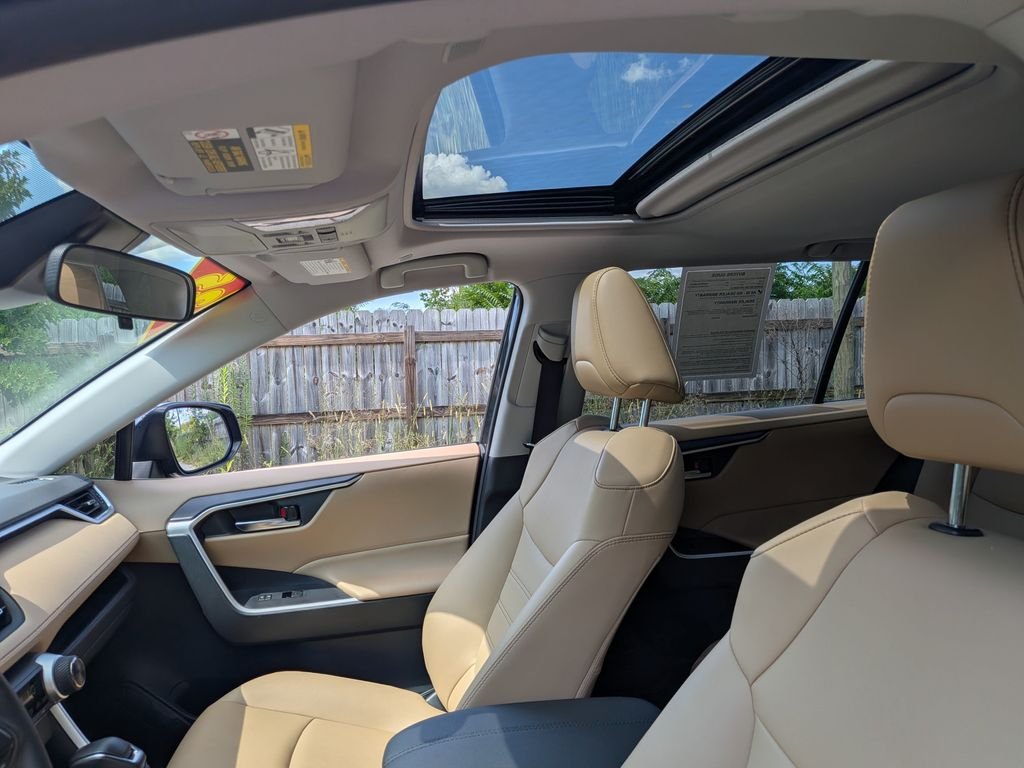 Certified Used 2025  Toyota XLE Premium image 25