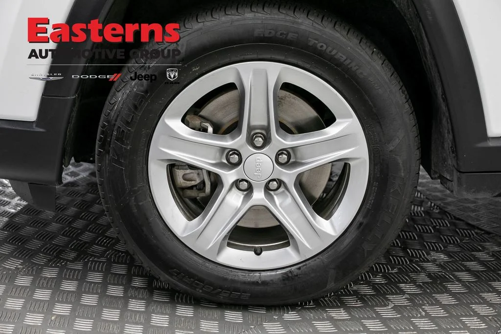 Certified Used 2024 White Jeep Latitude image 31