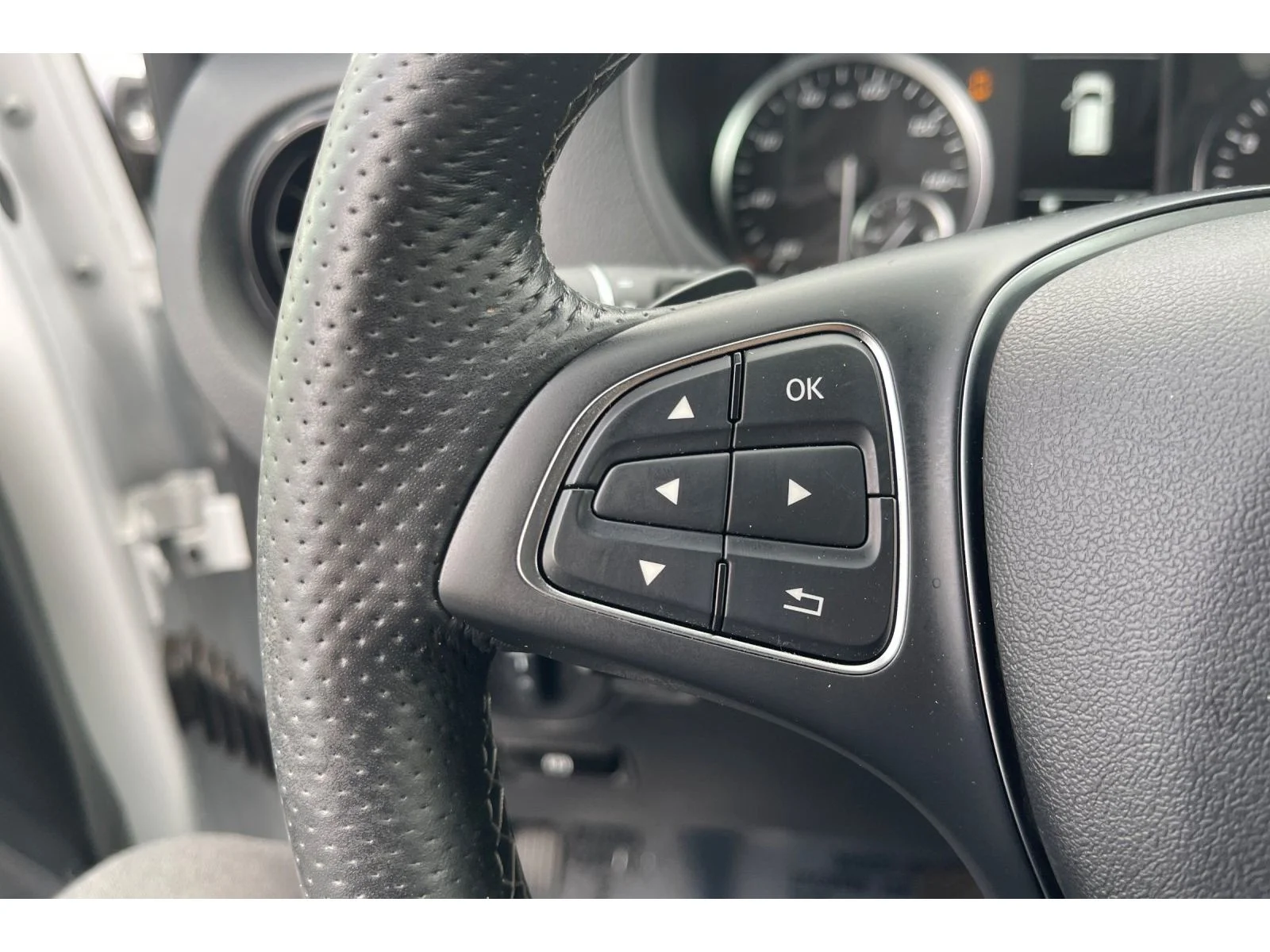 Used 2023 Arctic White Mercedes-Benz Base image 32