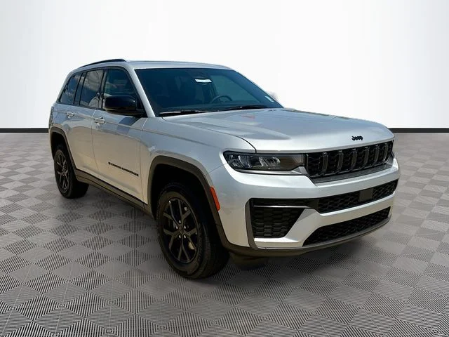 2026 Jeep Grand Cherokee Laredo Altitude's photo