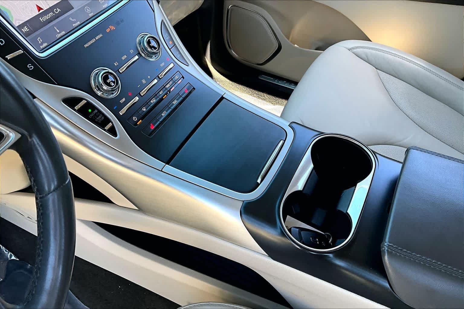 Used 2020 Pristine White Lincoln Standard image 15