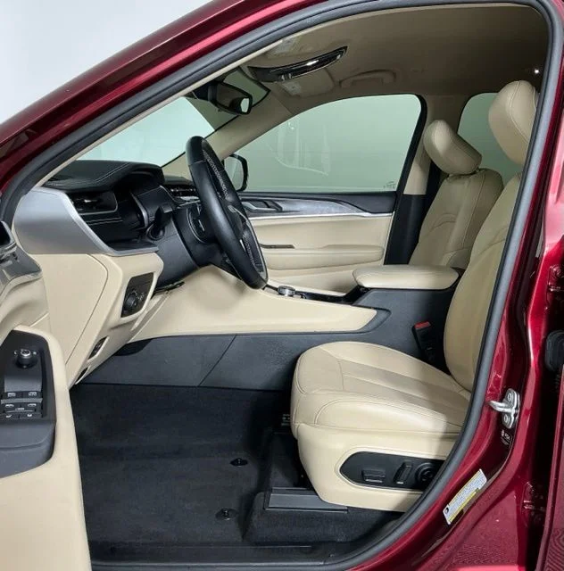 Used 2021 Velvet Jeep Limited image 10