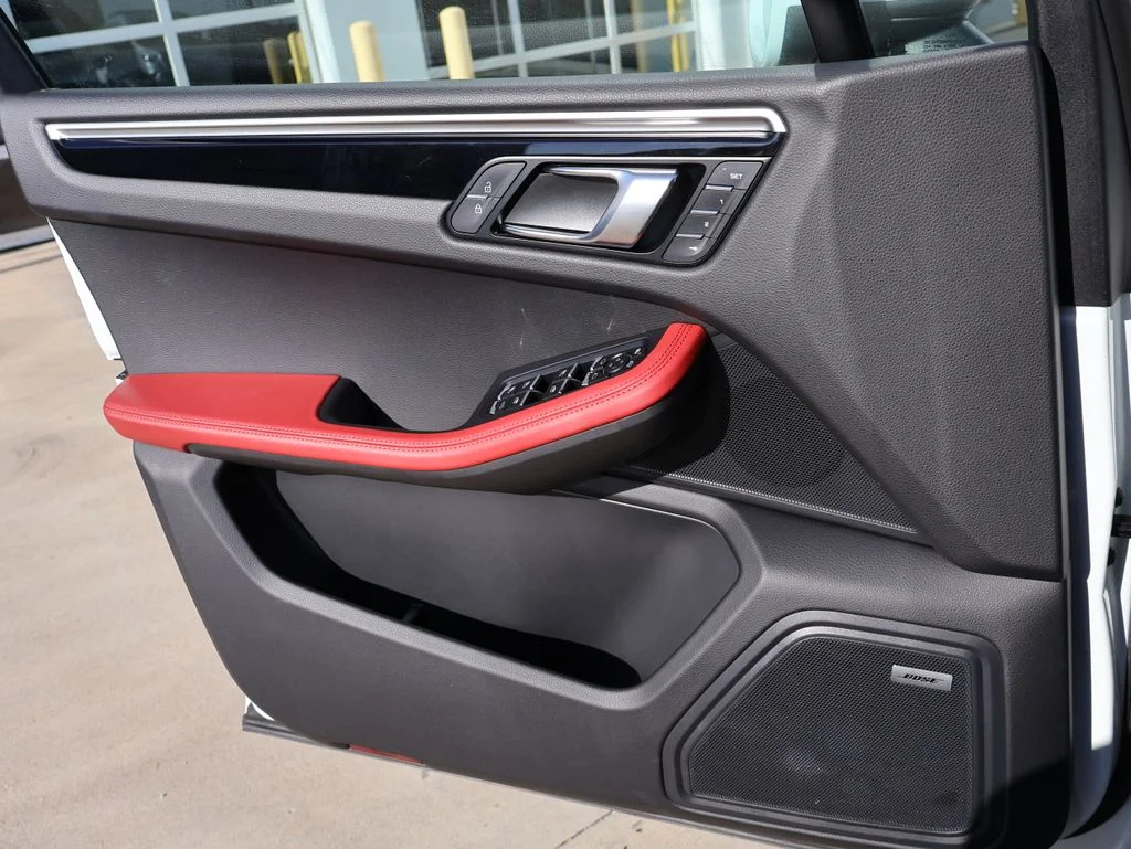 Used 2020  Porsche Base image 34
