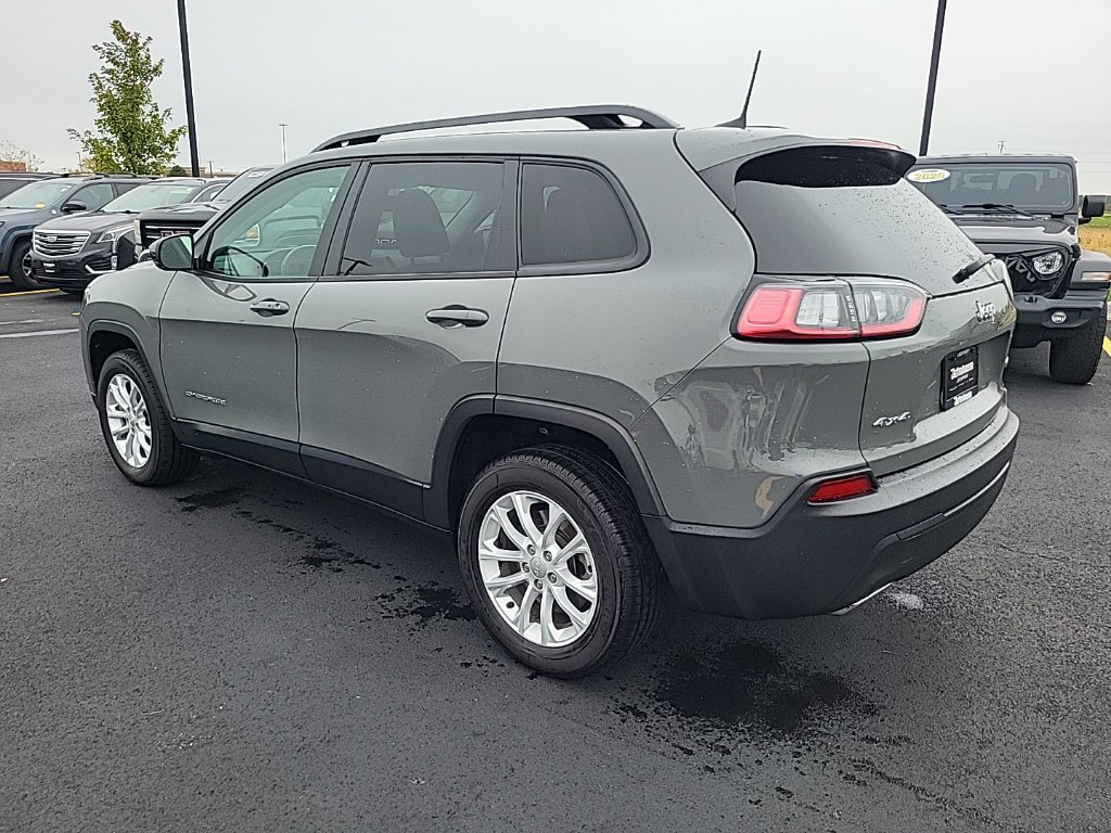 Used 2022 Gray Jeep Latitude Lux image 2