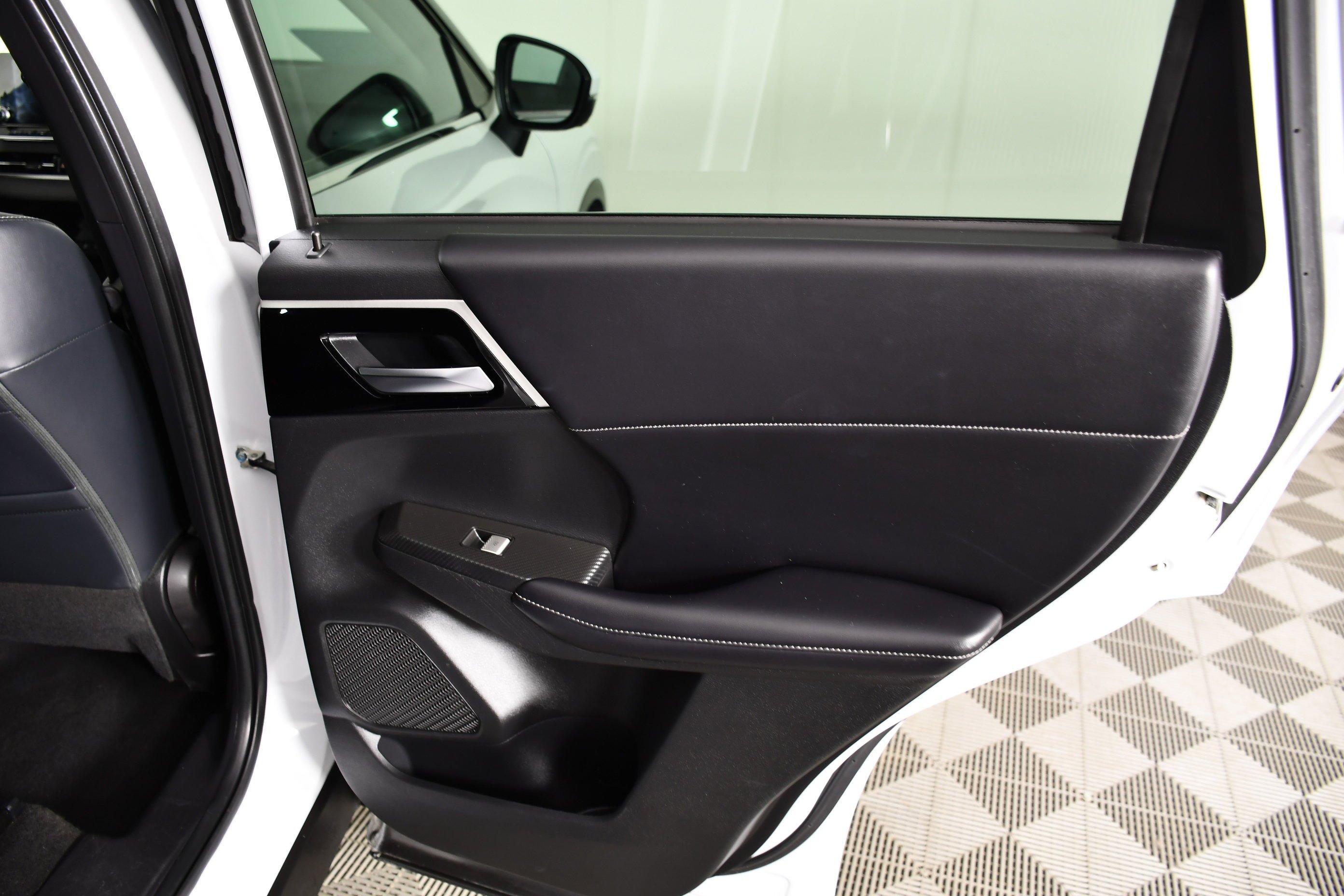 Certified Used 2022 White Diamond Mitsubishi SE image 42