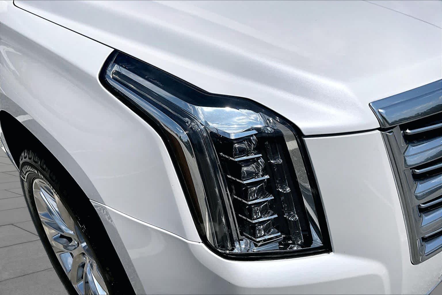 Used 2020 Crystal White Tricoat Cadillac Platinum image 28