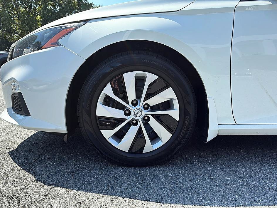 Used 2022 Glacier White Nissan 2.5 S image 9